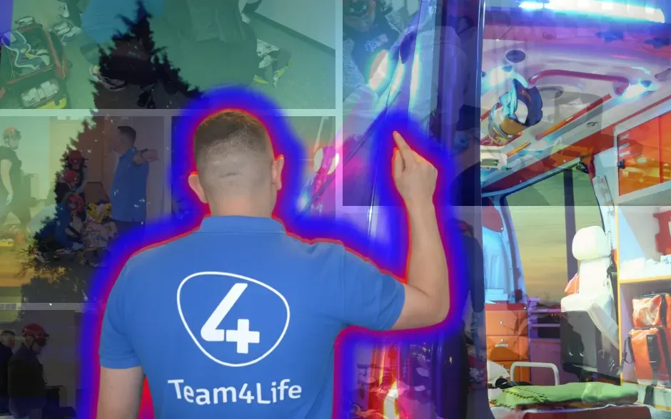 Instruktor Team4Life podczas szkolenia KPP, na tle scen symulacji ratowniczych i wyposażenia ambulansu.