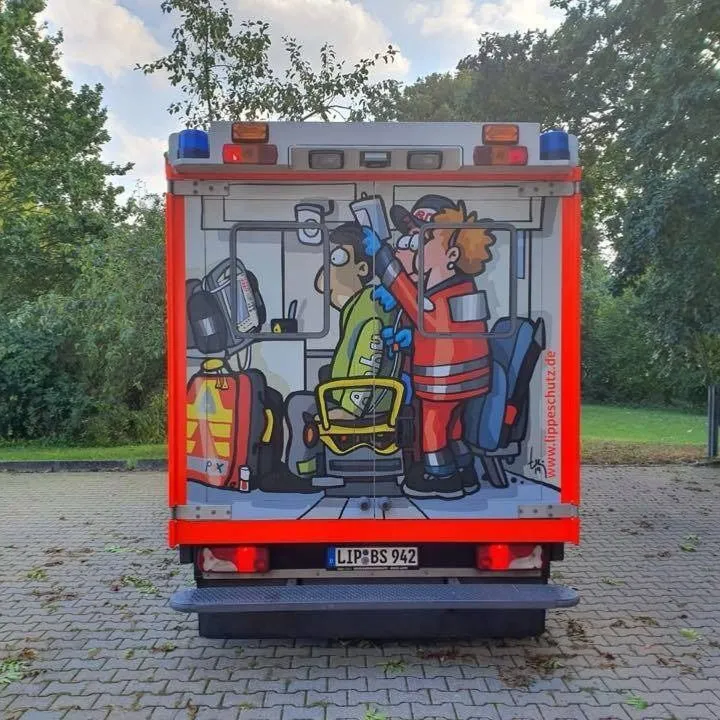 transport medyczny kolorowy ambulans 3