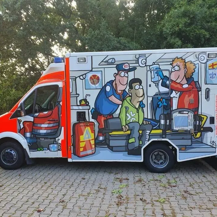 transport medyczny kolorowy ambulans